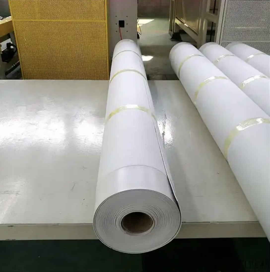 15627e42-77e1-42ba-9228-5b9fe7f65abd_Xiaolong TPO waterproof membrane rolls, finished goods forklift loading for photovoltaic roof engineering.jpg